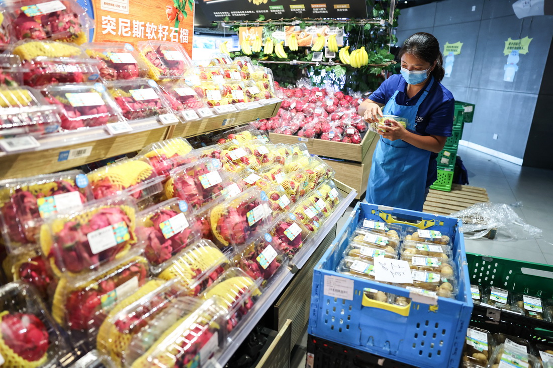 9月7日，贵阳一生鲜超市工作人员在分拣水果。