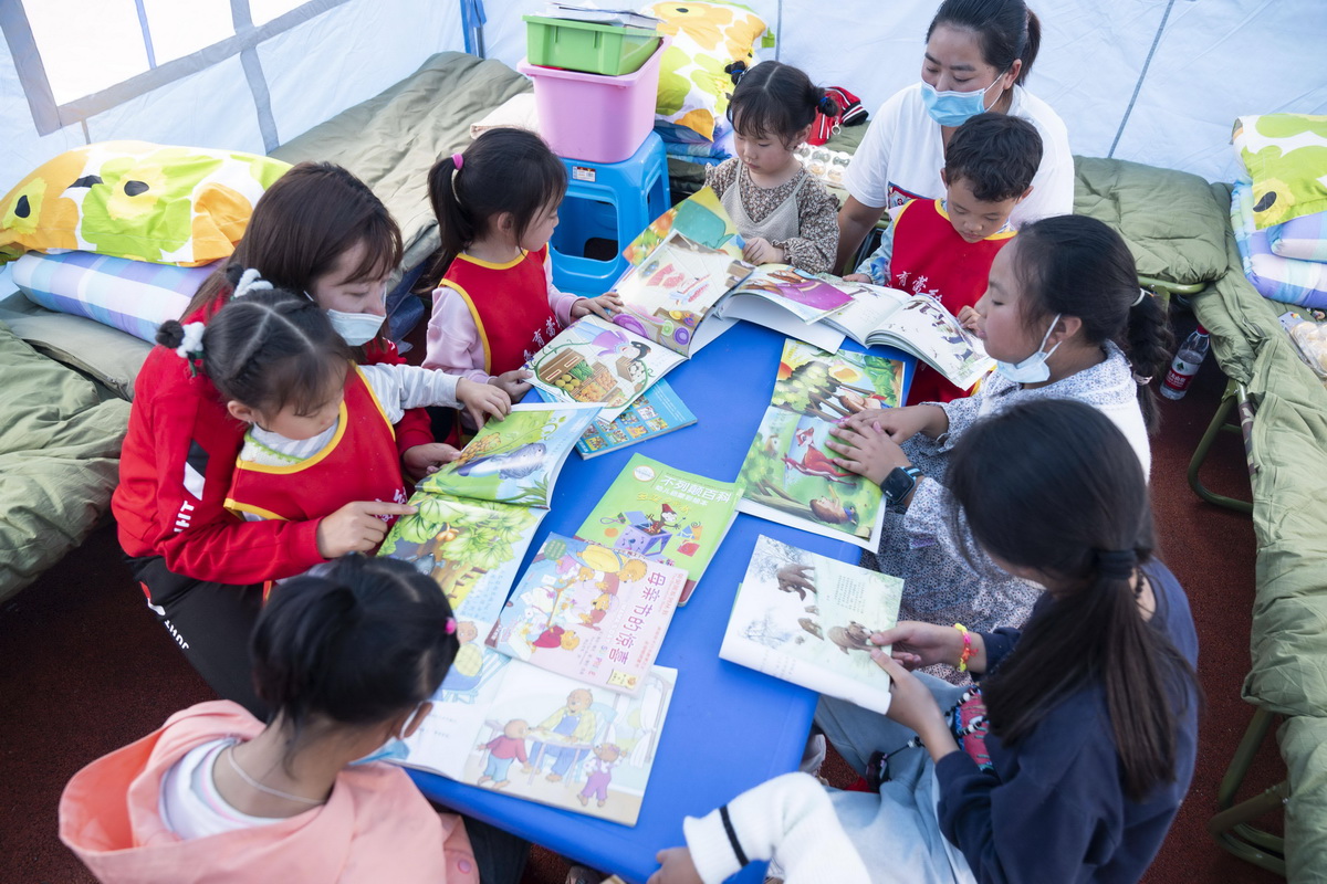 9月9日，在四川省石棉县新民乡海耳村临时安置点，老师带领孩子们看书。新华社记者 才扬 摄