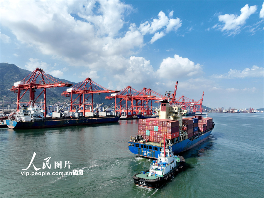 9月11日，在江蘇省連雲港港集裝箱碼頭，到港貨船准備靠泊卸載集裝箱。
