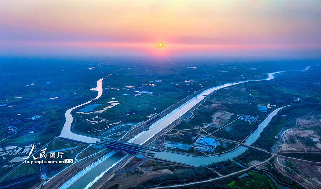 9月11日拍摄的安徽省肥西县高店镇境内的淠河总干渠世界跨度最大钢结构渡槽跨越引江济淮工程全景。