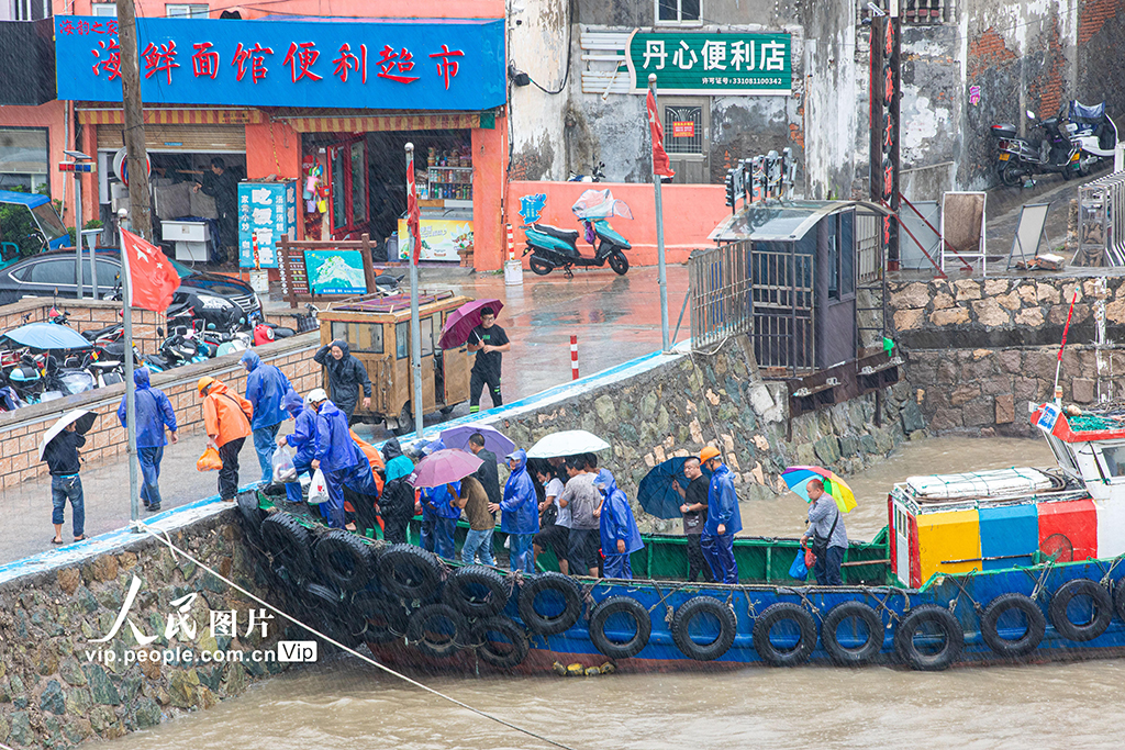 2022年9月13日，浙江省温岭市石塘镇箬山渔港内，大批渔船回港避风。