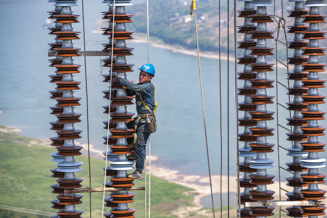 9月13日，工人在白鹤滩-浙江±800千伏特高压直流输电线路工程（重庆段）江津长江大跨越施工现场作业。