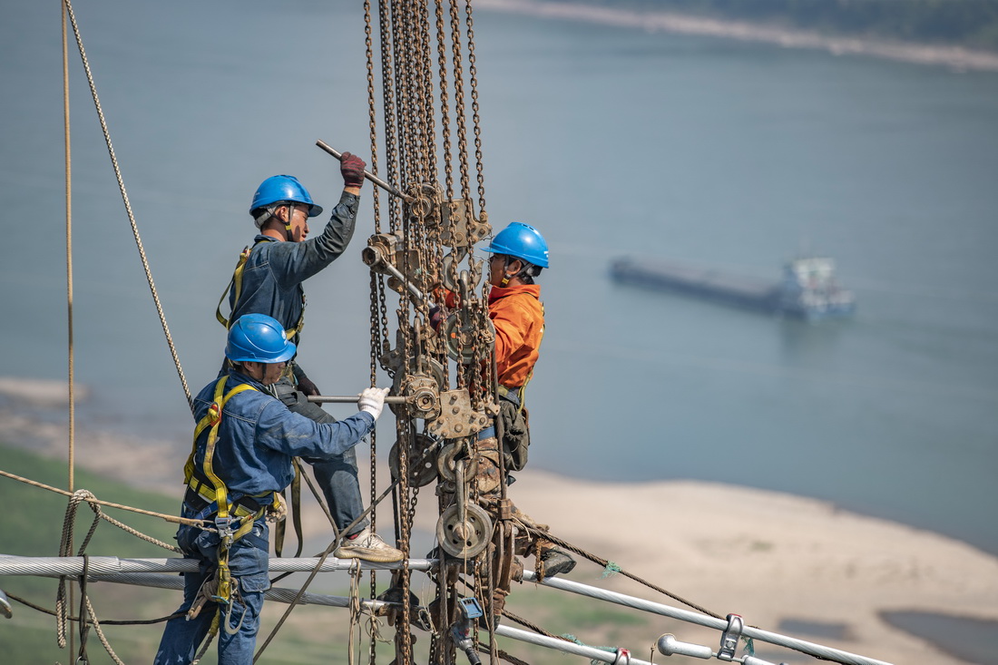 9月13日，工人在白鹤滩-浙江±800千伏特高压直流输电线路工程（重庆段）江津长江大跨越施工现场作业。