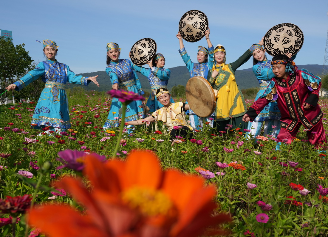 9月4日，在黑龙江抚远市乌苏镇抓吉赫哲族村，尚美含（右二）和赫哲族青年排练民族舞蹈。新华社记者 王建威 摄
