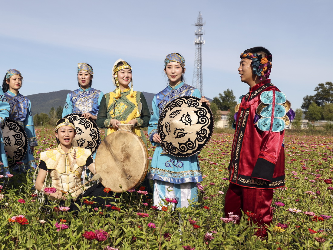 9月4日，在黑龙江抚远市乌苏镇抓吉赫哲族村，尚美含（右二）和赫哲族青年排练民族舞蹈。新华社记者 兰红光 摄