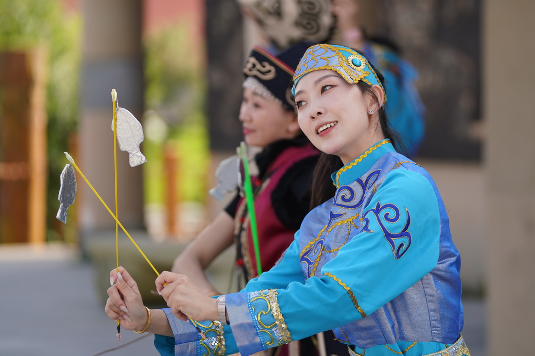 9月4日，在黑龙江抚远市乌苏镇抓吉赫哲族村，尚美含（右）在表演民族舞蹈。新华社记者 王建威 摄