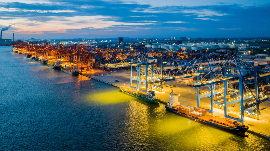 华灯初上的钦州港（2022年9月13日摄，无人机照片）。新华社记者 张爱林 摄