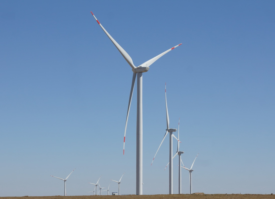 这是9月13日拍摄的哈萨克斯坦札纳塔斯风电场风机。
