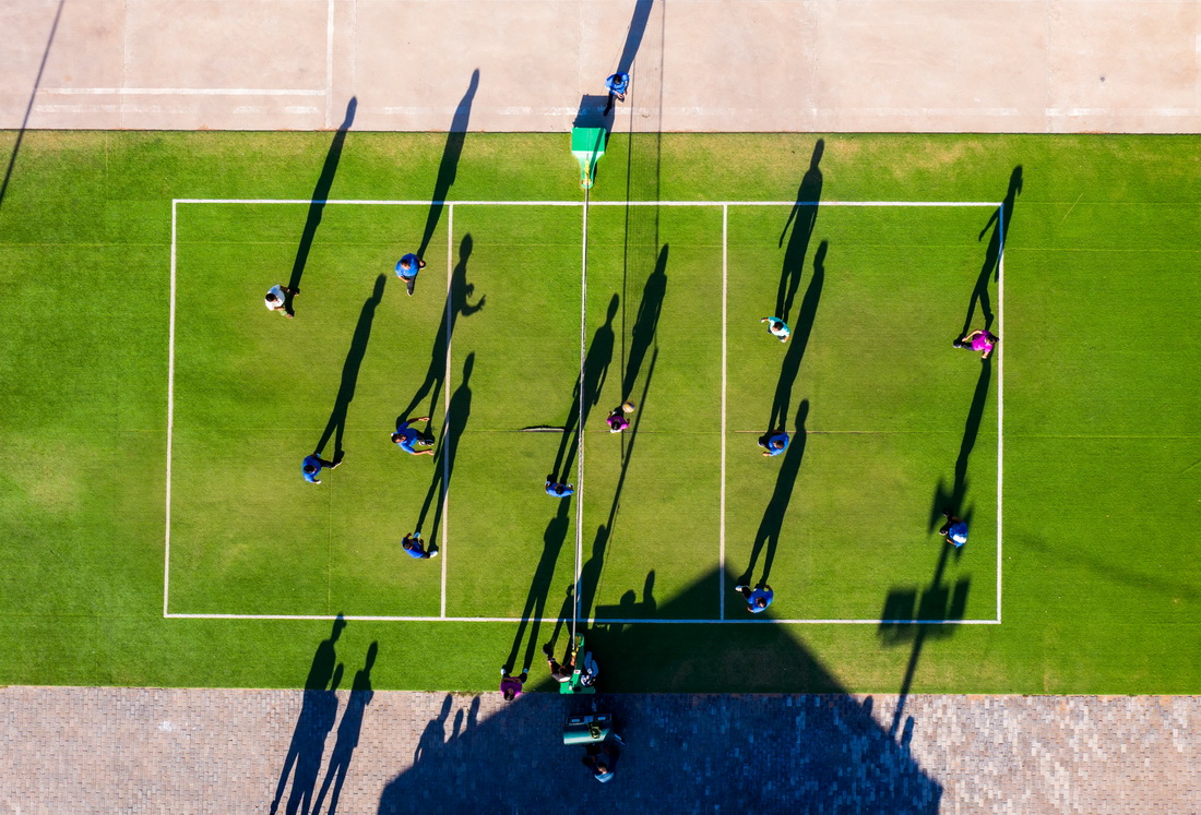 8月30日，牧民们在昂素镇巴彦希里嘎查的球场上打球（无人机照片）。新华社记者 连振 摄