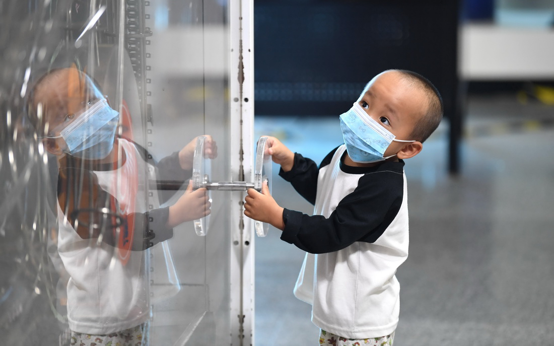 9月15日，在安徽省合肥市科技館，一名小朋友在體驗“力與機械”傳動設備。新華社發（陳三虎 攝）
