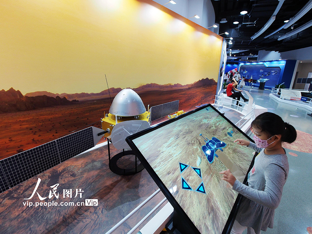 2022年9月16日，北京科學中心“光年深處”深空探索主題展上小朋友通過互動屏幕體驗祝融號火星車工作場景。