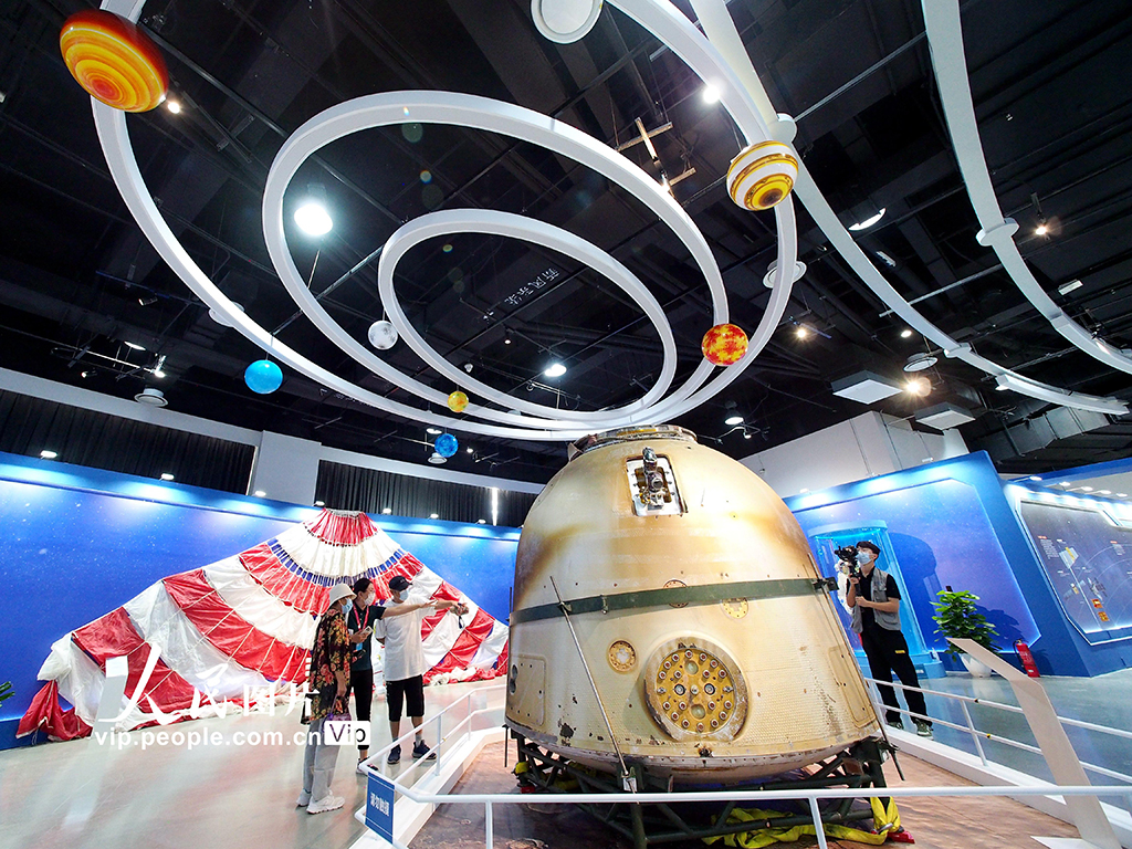 2022年9月16日，北京科學中心“光年深處”深空探索主題展上觀眾在參觀神舟十三號載人飛船返回艙。