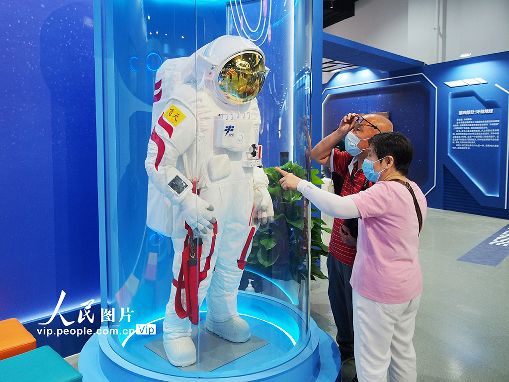 2022年9月16日，北京科學中心“光年深處”深空探索主題展上觀眾在參觀航天員出艙服。