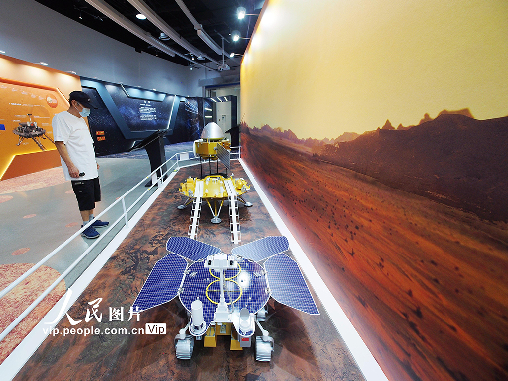 2022年9月16日，北京科學中心“光年深處”深空探索主題展上觀眾在參觀天問一號火星探測器和祝融號火星車。