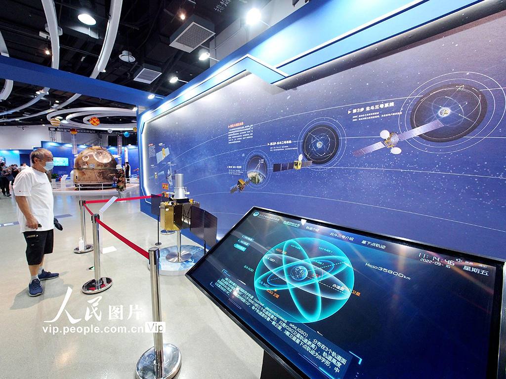 2022年9月16日，北京科學中心“光年深處”深空探索主題展上觀眾在參觀高分三號衛星模型。