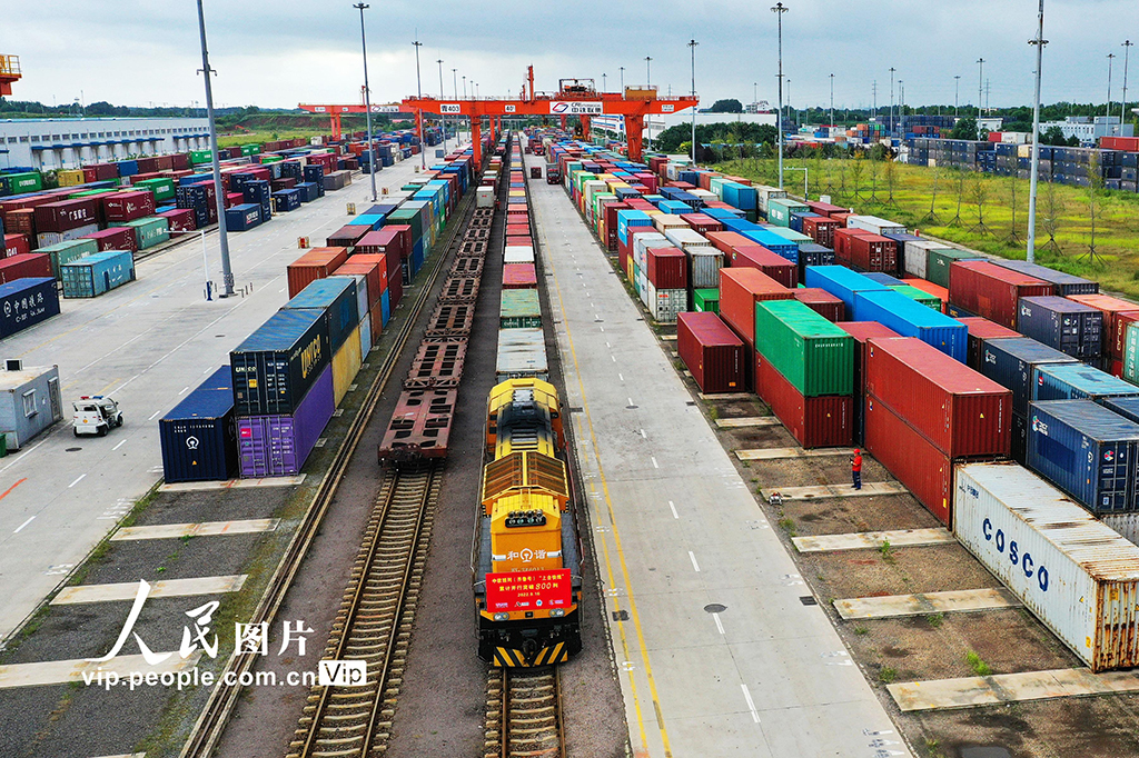 9月16日，一列載有100個標准箱貨物的中歐班列（齊魯號）“上合快線”，准備從位於青島膠州市的上合示范區多式聯運中心出發。