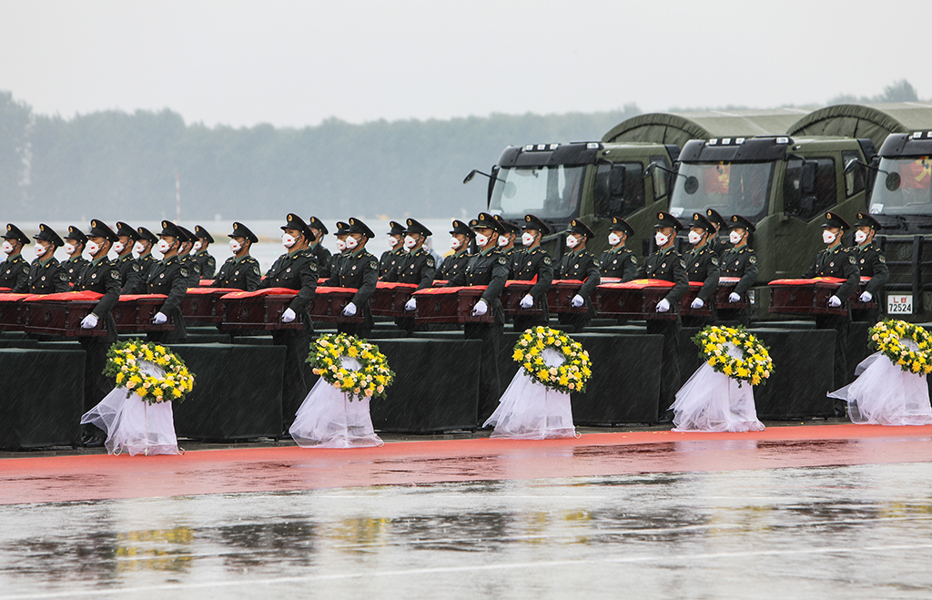 9月16日，在沈陽桃仙國際機場，禮兵將殮放志願軍烈士遺骸的棺槨護送至運送車輛。新華社記者 王乙杰 攝