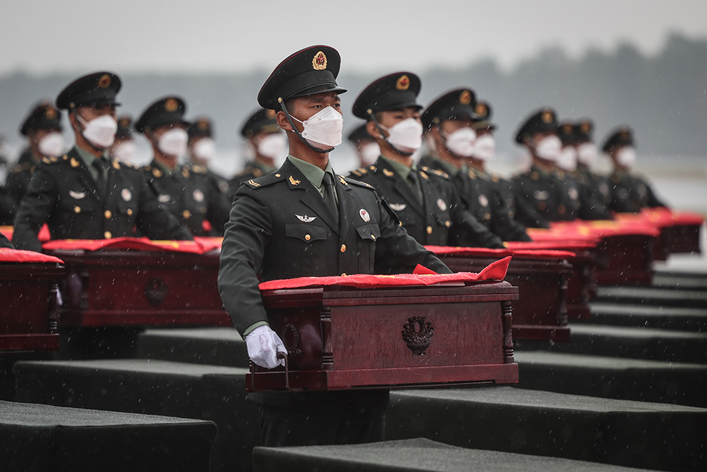 9月16日，在沈陽桃仙國際機場，禮兵將殮放志願軍烈士遺骸的棺槨從專機上護送至棺槨擺放區。新華社記者 潘昱龍 攝