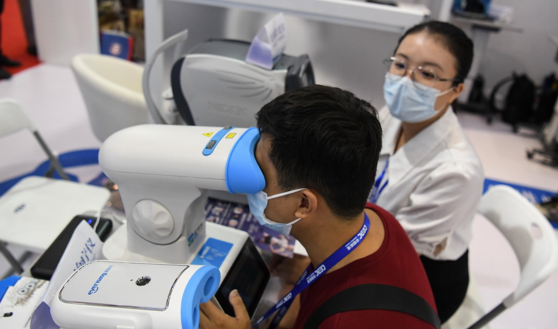 9月17日，在東博會高新技術展區，參觀者在體驗一款視力測試儀。新華社記者 黃孝邦 攝