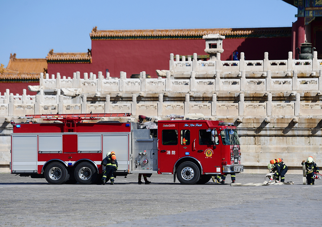 9月19日，消防人員在故宮太和殿前進行消防演練。
