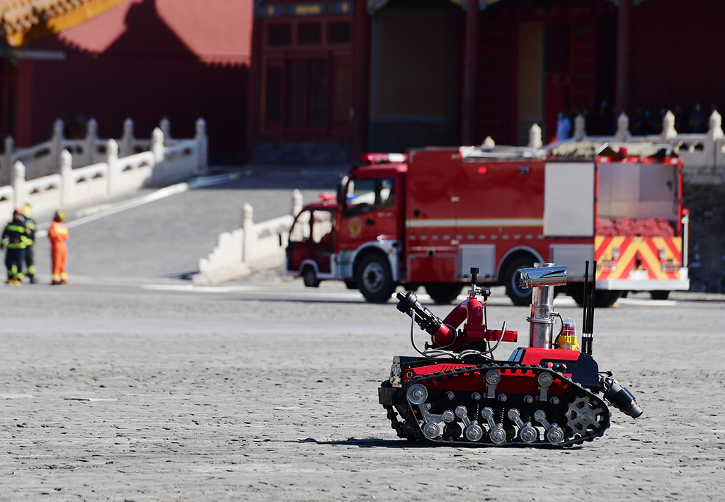 9月19日，消防機器人在故宮太和殿前進行消防演練。