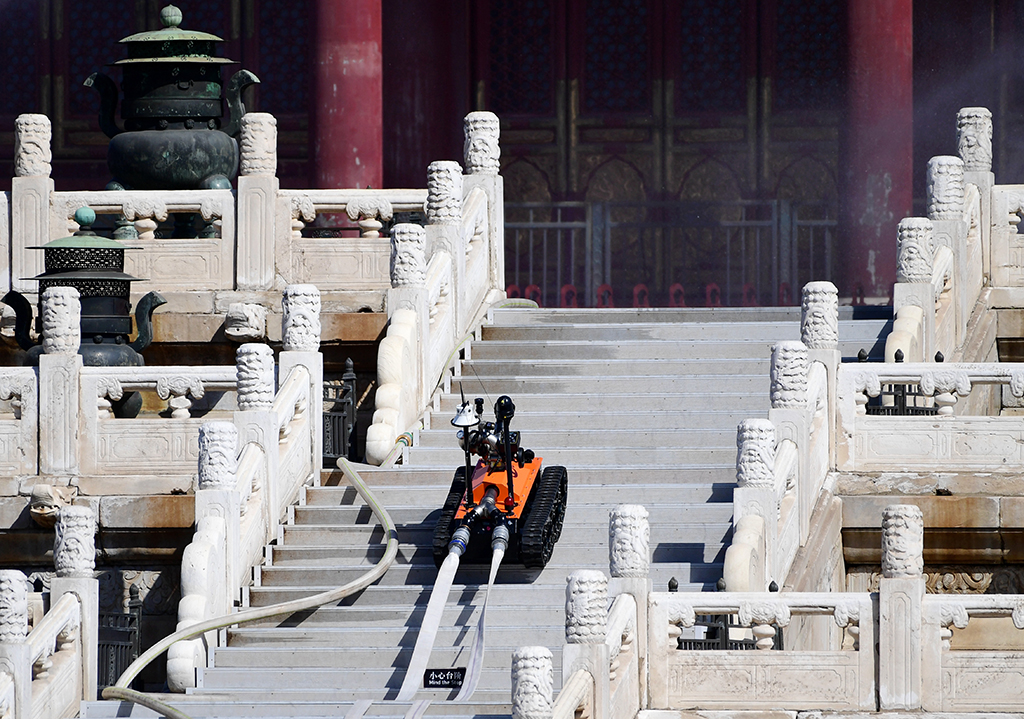 9月19日，消防機器人在故宮太和殿前進行消防演練。