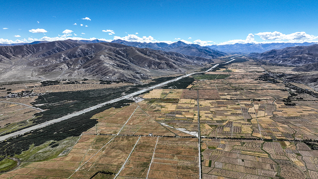 西藏日喀则江孜段富饶的农田（9月19日摄，无人机照片）。