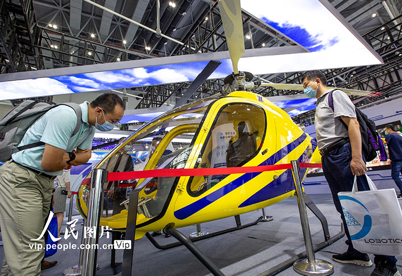 觀眾在2022世界制造業大會現場參觀RT-219雙座直升機。