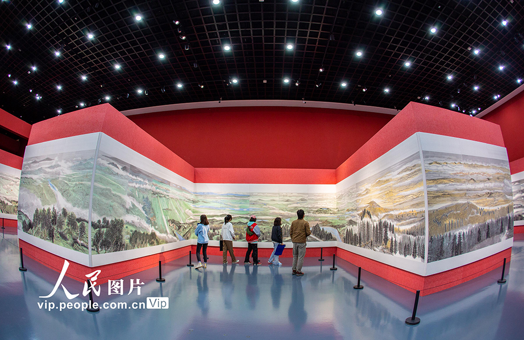 2022年9月20日，觀眾在內蒙古美術館觀看中國畫主題長卷作品《萬裡綠色長城圖》。