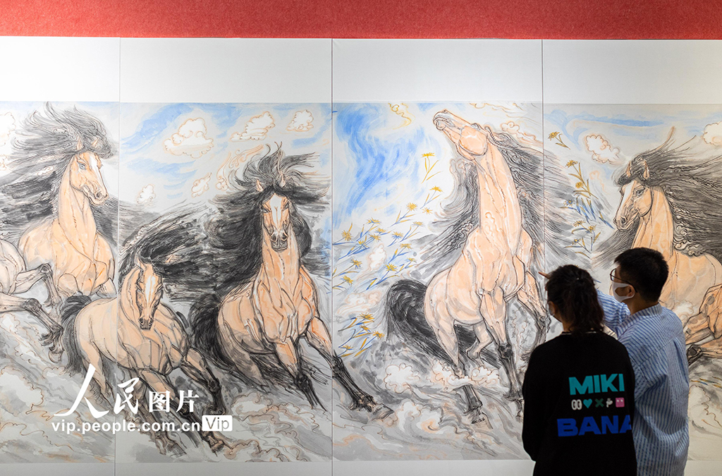 2022年9月20日，观众在内蒙古美术馆观看中国画主题长卷作品《万马奔腾图》。