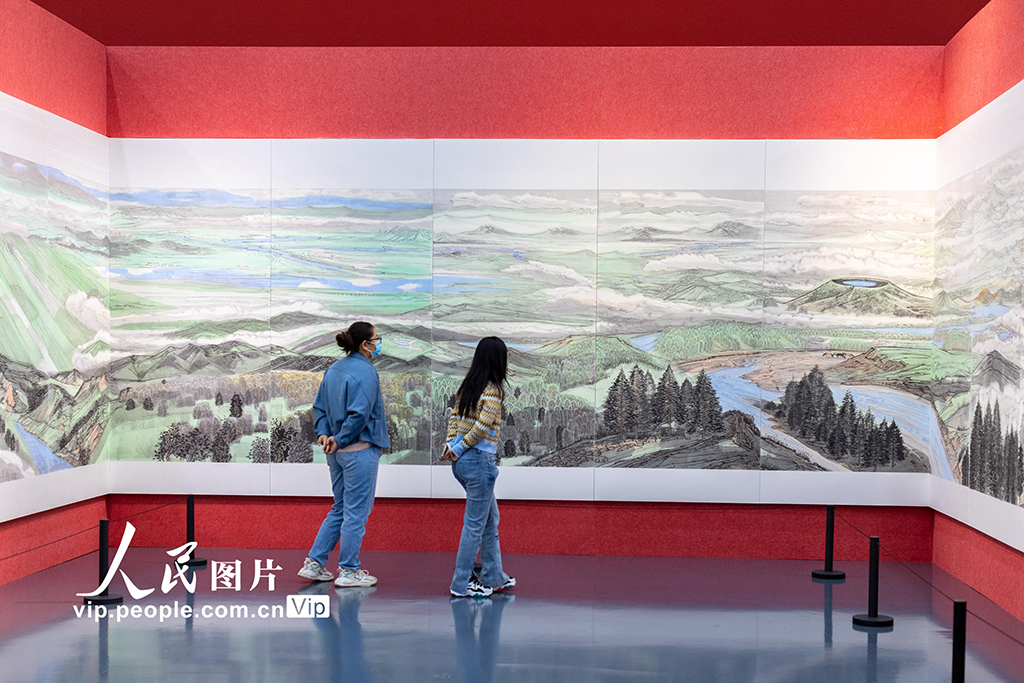 2022年9月20日，观众在内蒙古美术馆观看中国画主题长卷作品《万里绿色长城图》。