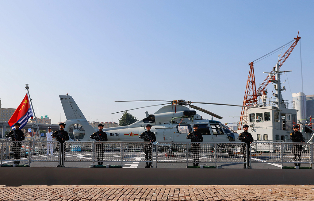 9月21日，中国海军第42批护航编队从山东青岛某军港解缆起航。这是特战队员在日照舰甲板上整齐列队。新华社发（刘再耀 摄）