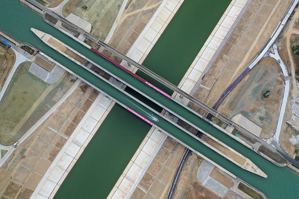 这是9月23日拍摄的通航后的引江济淮淠河总干渠渡槽（无人机照片）。