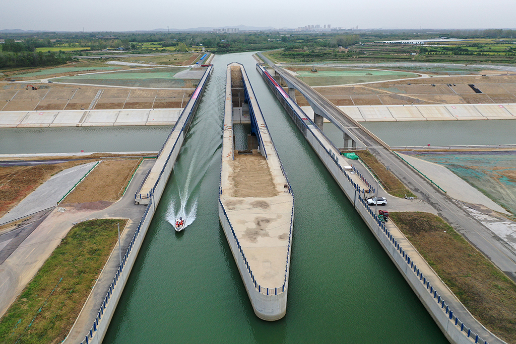 這是9月23日拍攝的通航后的引江濟淮淠河總干渠渡槽（無人機照片）。