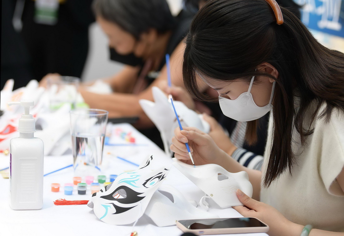 9月24日，游客在活动现场体验日式风格手工绘制。