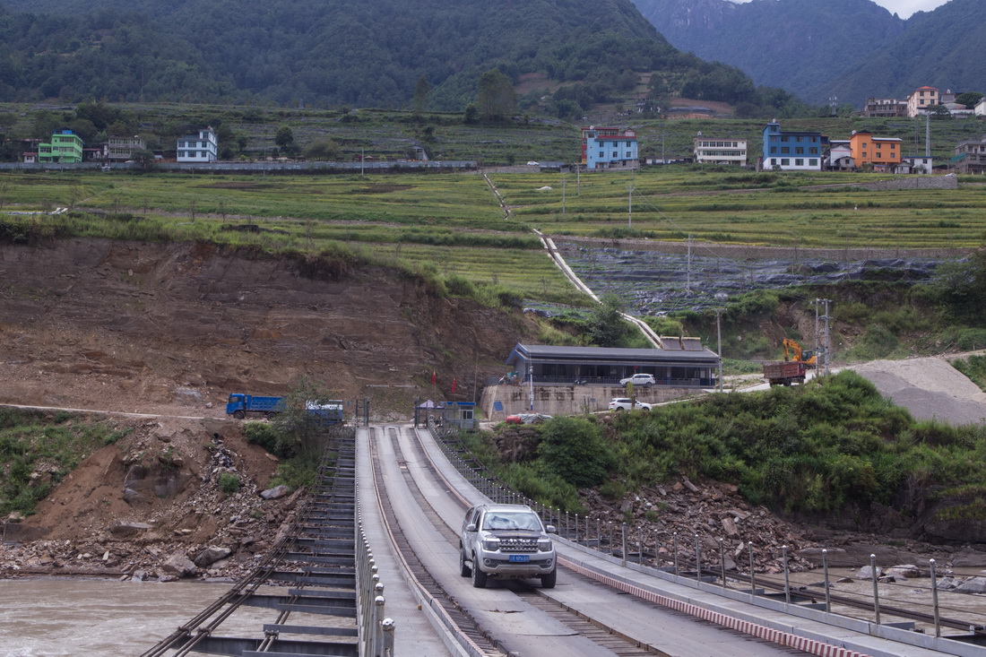 2022年9月14日，怒江州福貢縣布拉底村居民駕車通過布拉底西橋。新華社記者 岑雲鵬 攝