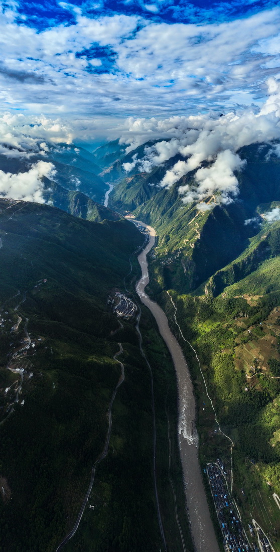 雲南怒江大峽谷（無人機照片，2022年9月14日攝)。新華社記者 江文耀 攝