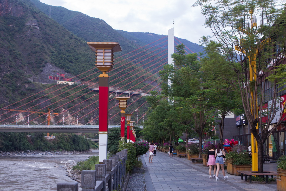 2022年9月14日，居民和游客在怒江州瀘水市六庫街道通達橋下的美食街游玩。新華社記者 岑雲鵬 攝