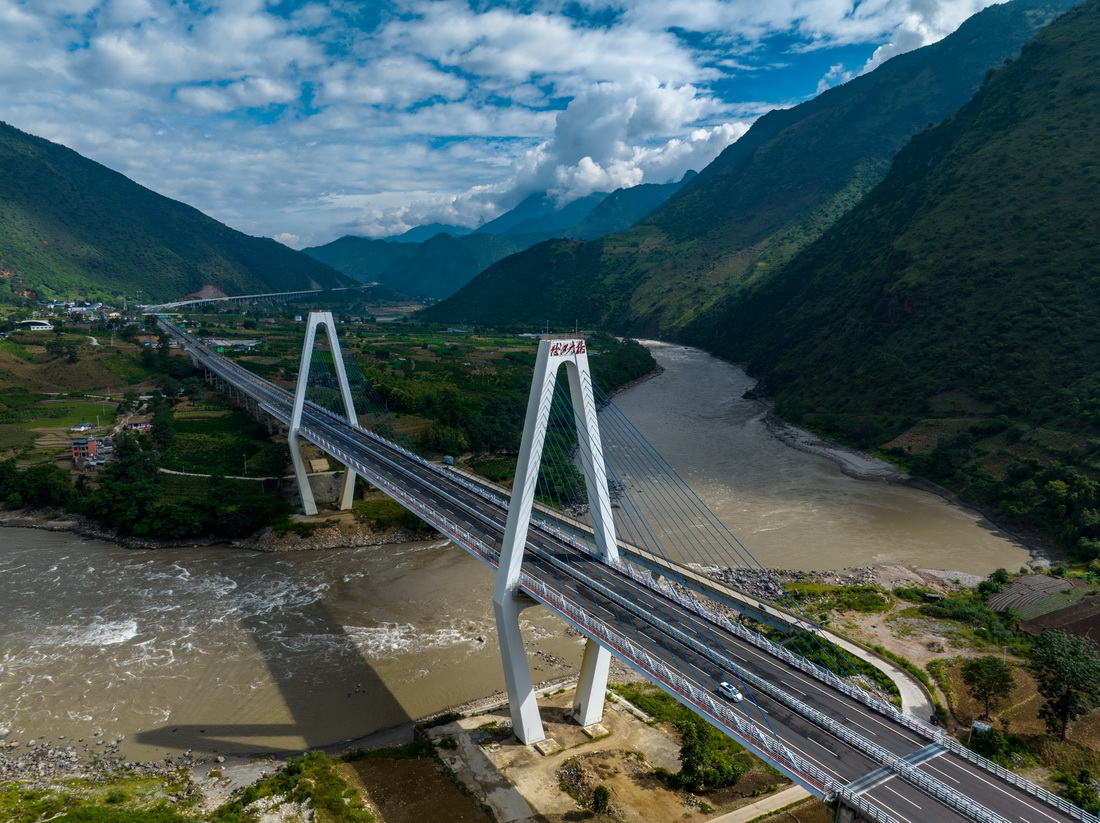 这是2022年9月15日拍摄的云南保（山）泸（水）高速怒江大桥。该高速是怒江州的首条高速公路（无人机照片）。新华社记者 江文耀 摄