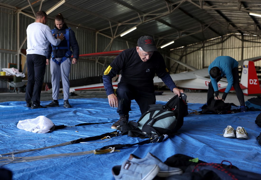 9月24日，88岁的易卜拉欣・卡莱希在波黑比哈奇参加跳伞比赛时做准备工作。