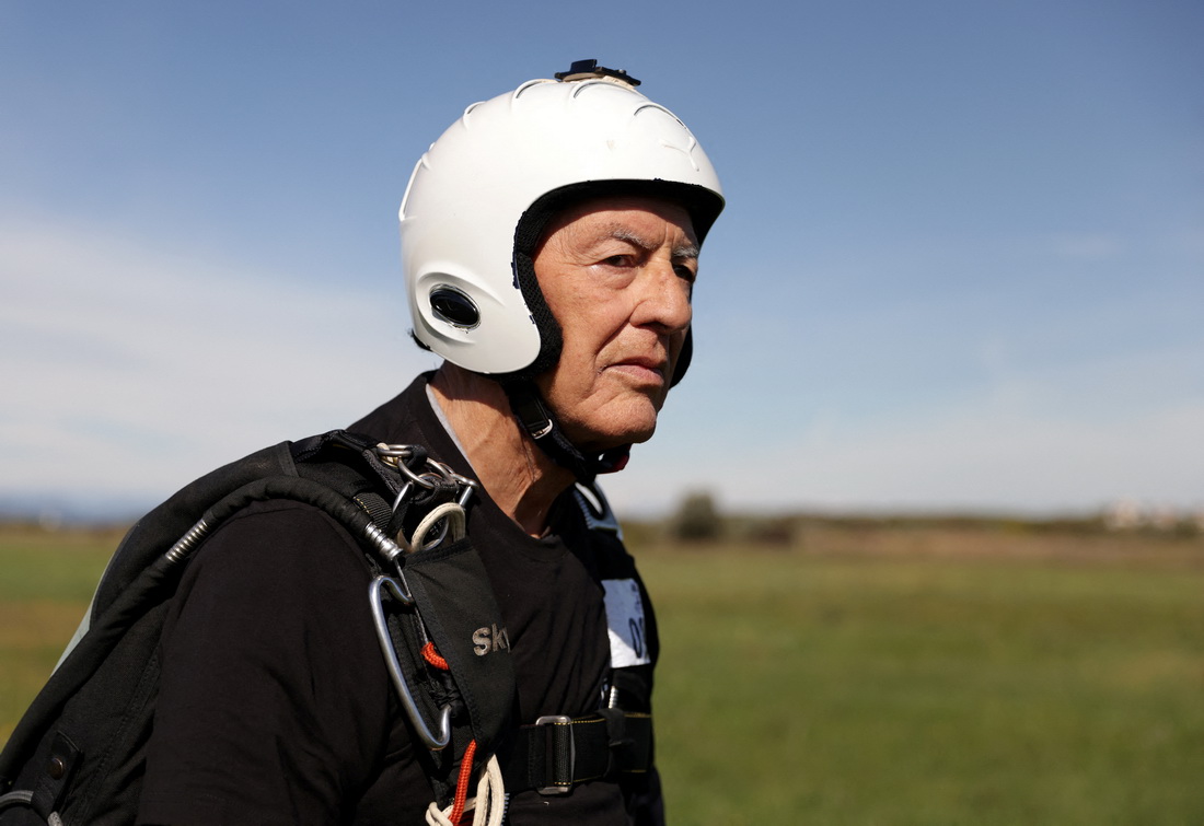 9月24日，88歲的易卜拉欣·卡萊希在波黑比哈奇參加跳傘比賽。