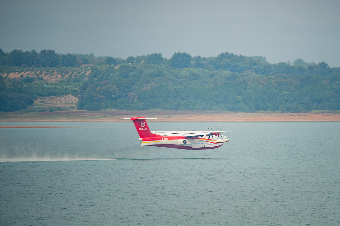 9月27日，“鲲龙”AG600M在水上滑行起飞。