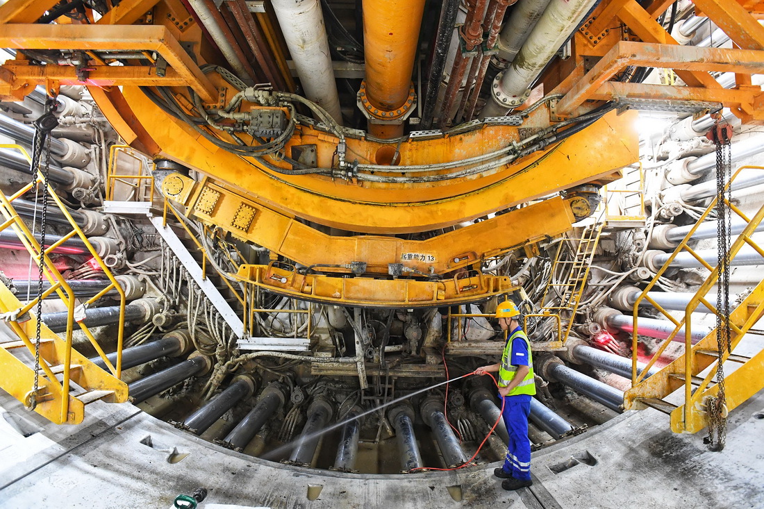 9月27日，施工人員在深江鐵路珠江口隧道清潔“大灣區號”盾構機。