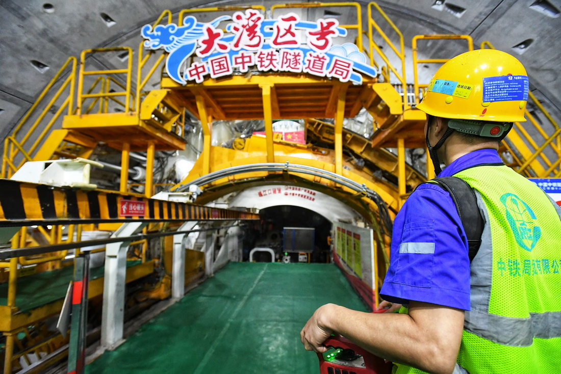 9月27日，施工人員在深江鐵路珠江口隧道操作管片安裝設備。