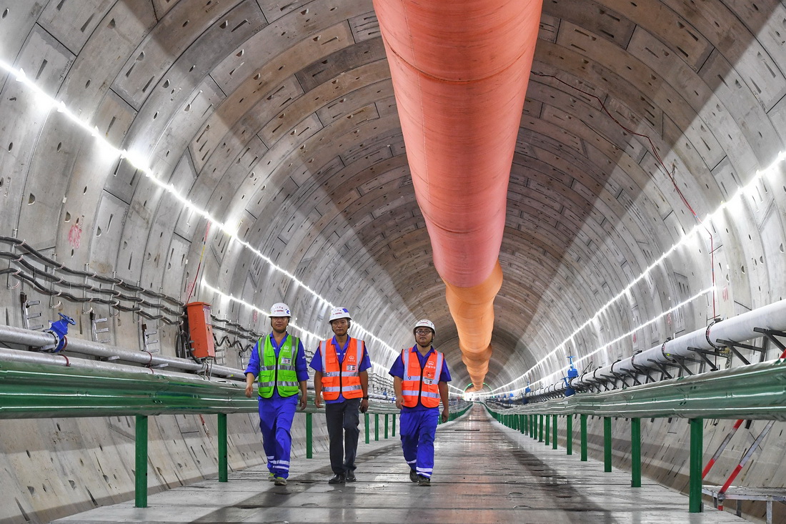 9月27日，施工人員行走在深江鐵路珠江口隧道廣州南沙段。