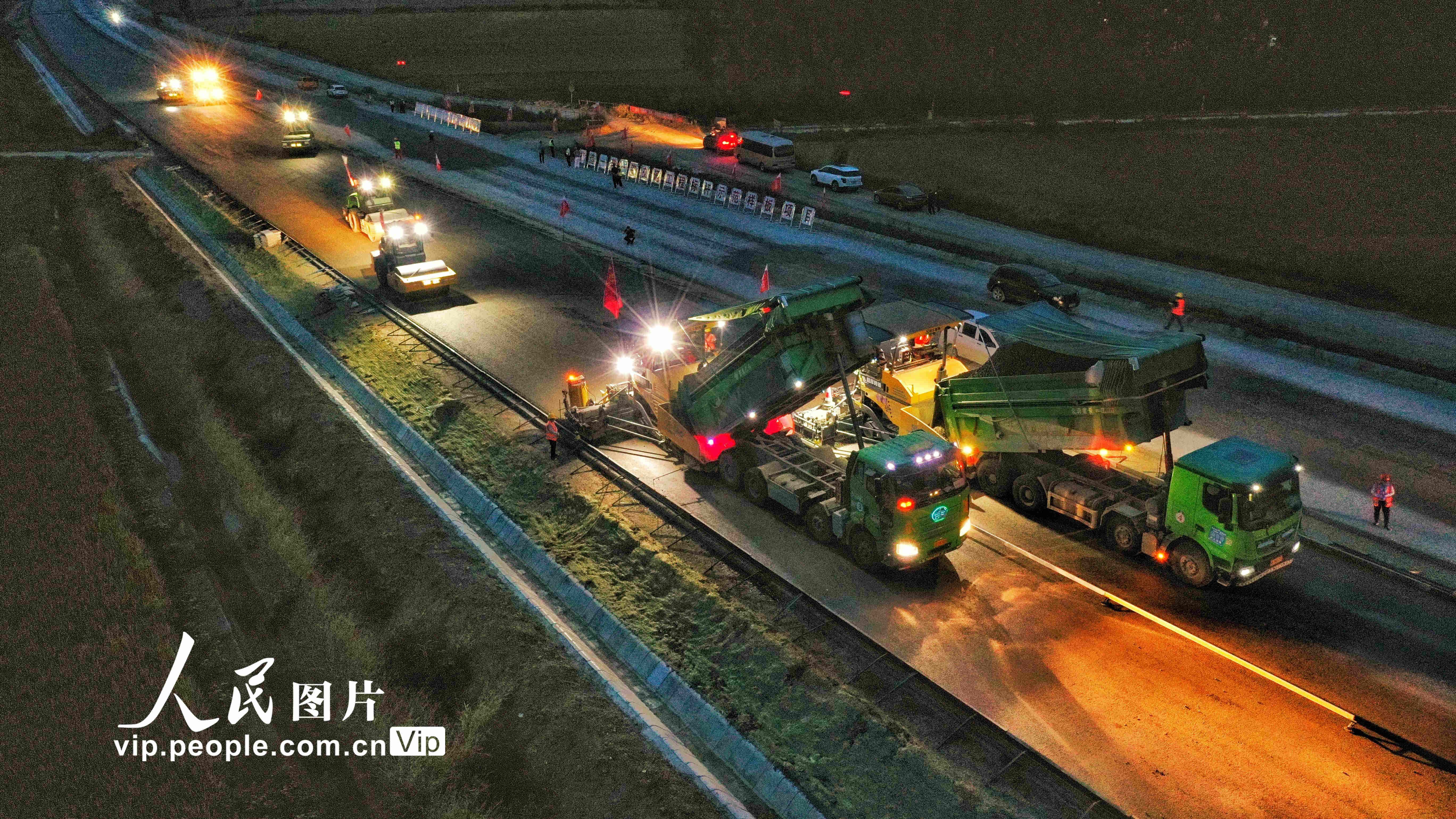 工程建设人员在江苏省连宿高速公路沭阳至宿豫段进行道路施工。
