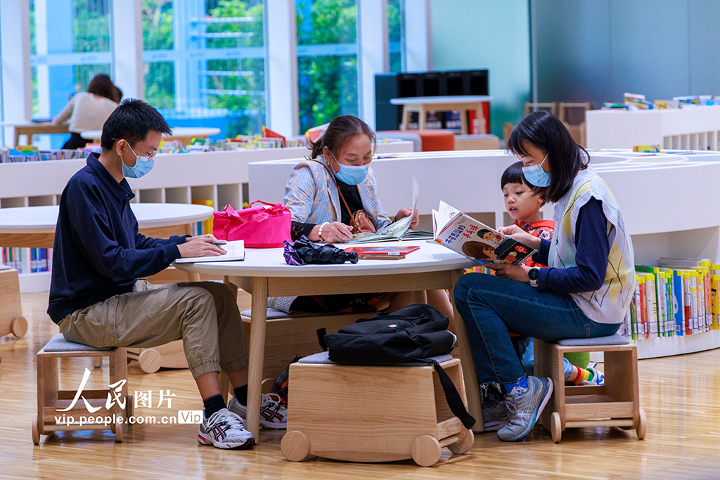 2022年9月28日，上圖東館，家長帶著孩子在少兒區閱讀。