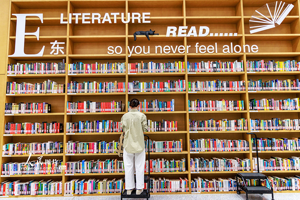 2022年9月28日，上圖東館，市民在選擇書籍。