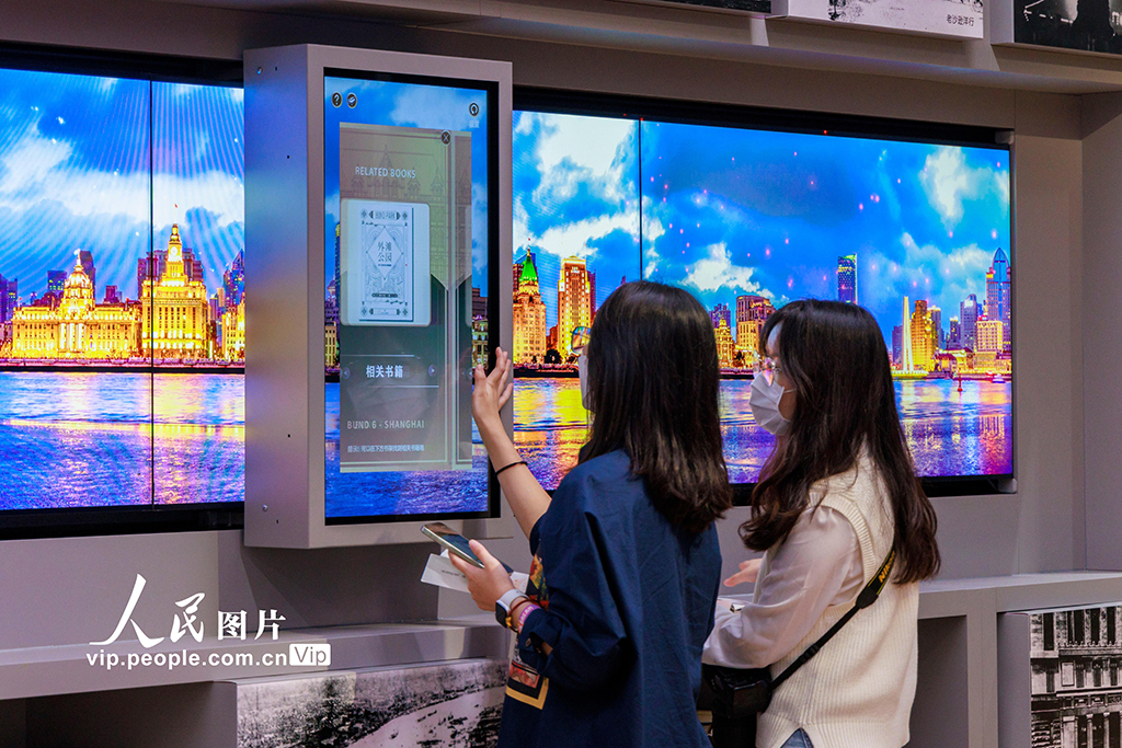 2022年9月28日，上圖東館，市民在地方文獻主題館體驗“影話外灘”裝置。