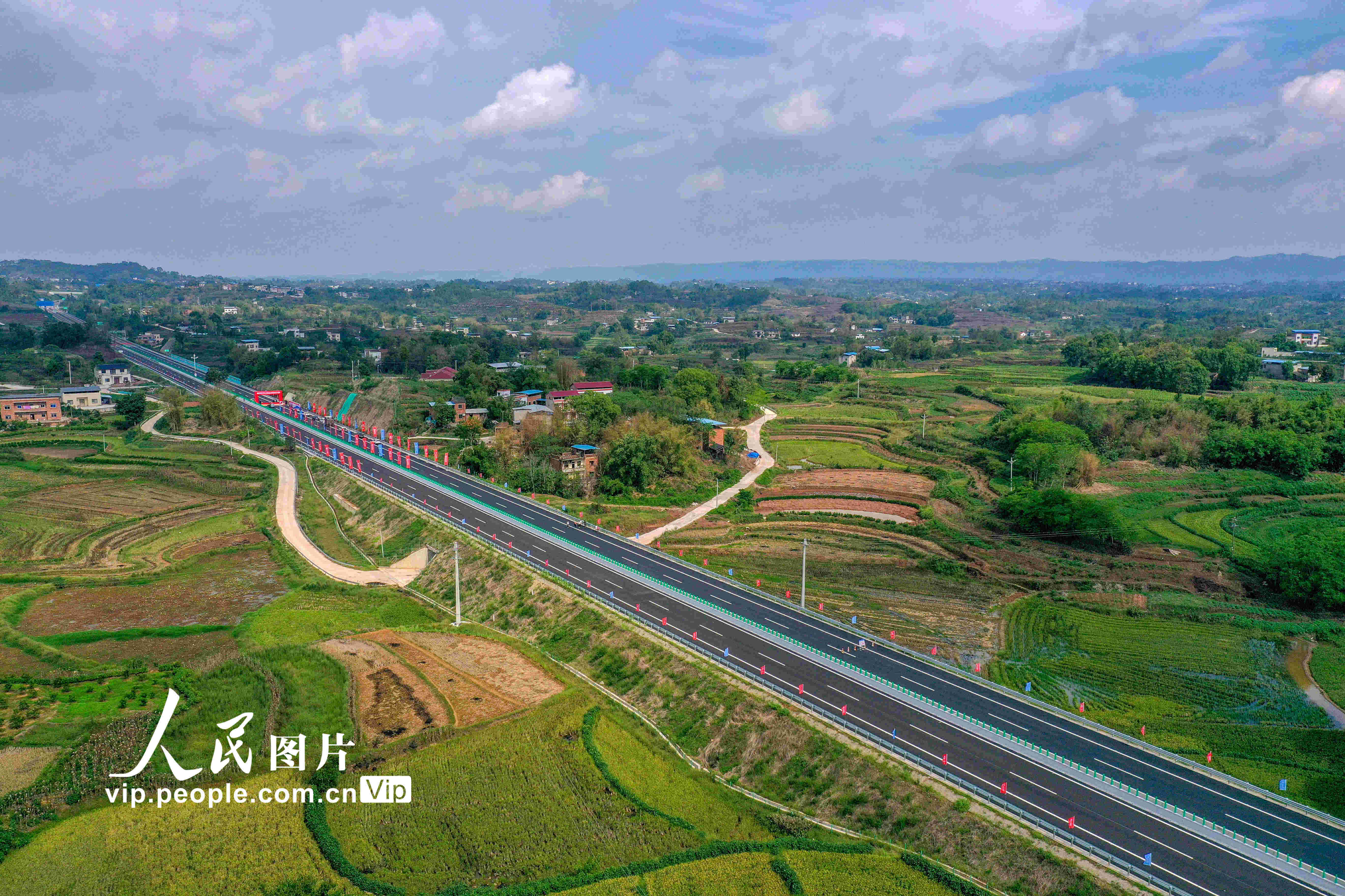 2022年9月28日，四川省泸州市至重庆市永川区（川渝界）高速公路建成。